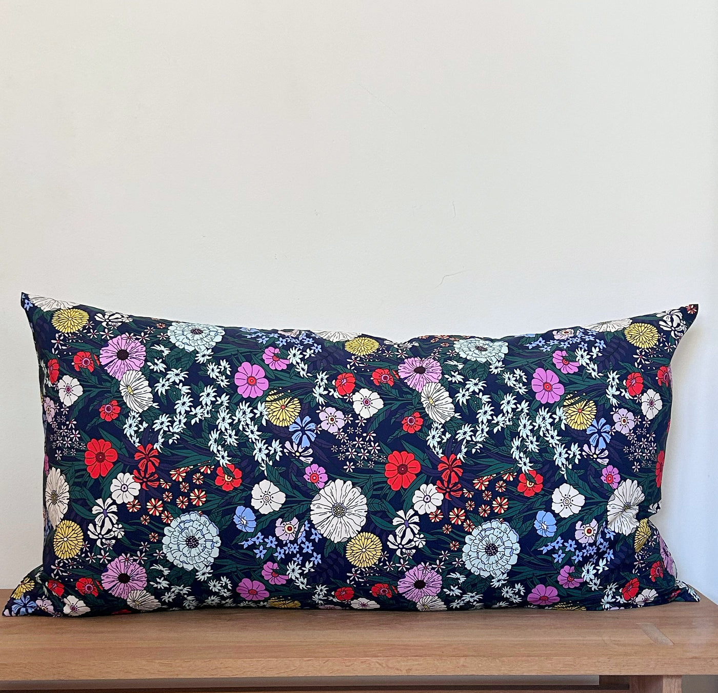 Sort pude med blomster 50 x 90