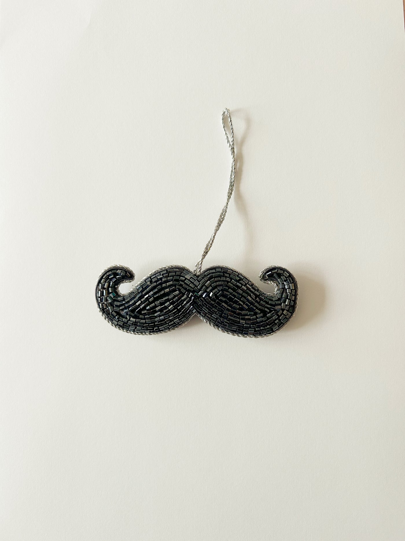 Perlebroderet Moustache