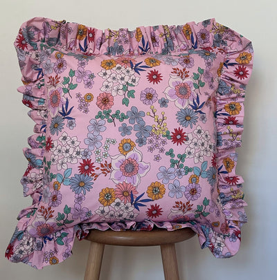 Rosa pude med flæsekant 50 x 50 cm