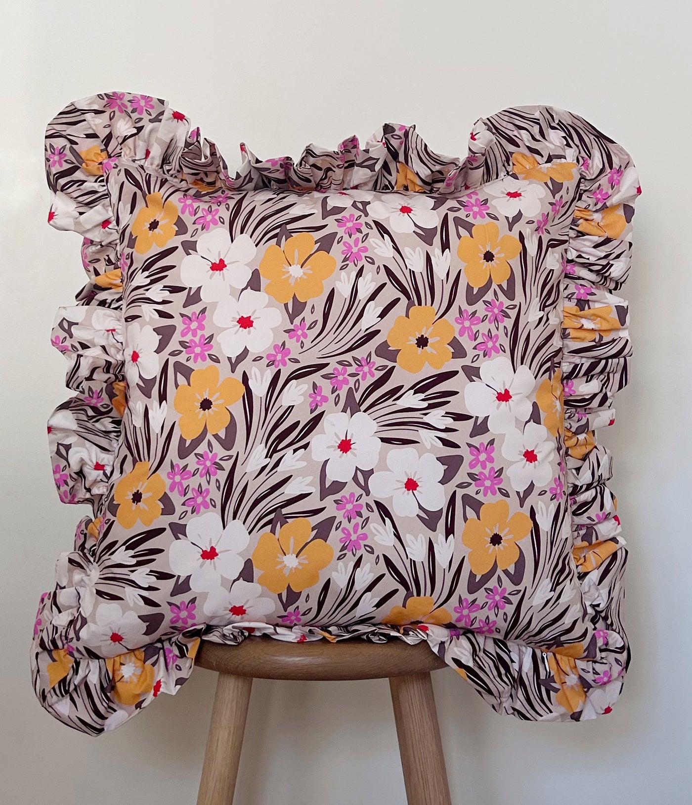 Beige pude med flæsekant 50 x 50 cm