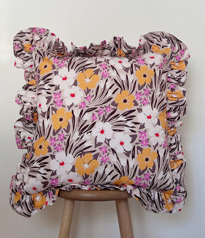 Beige pude med flæsekant 50 x 50 cm