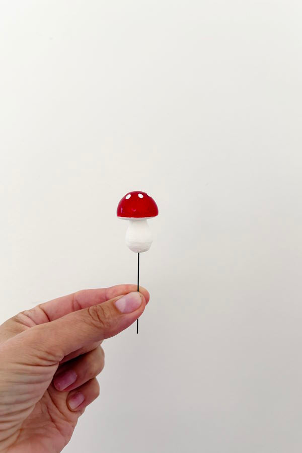 Papier mache fluesvamp til dekorationer